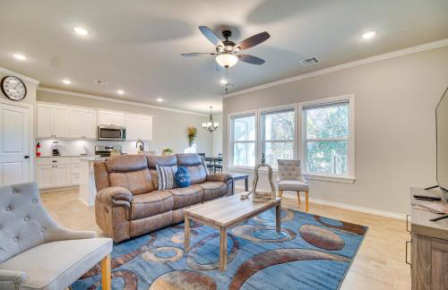 Near Grand Lake Charming Grove Home with Deck - Foto 1