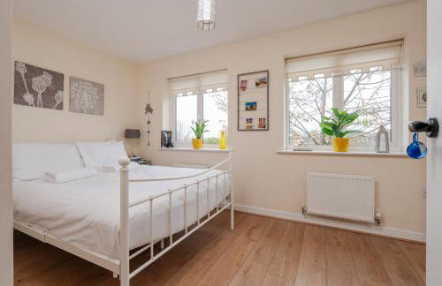 2 Bedroom Home with Garden and Free Parking - Foto 53