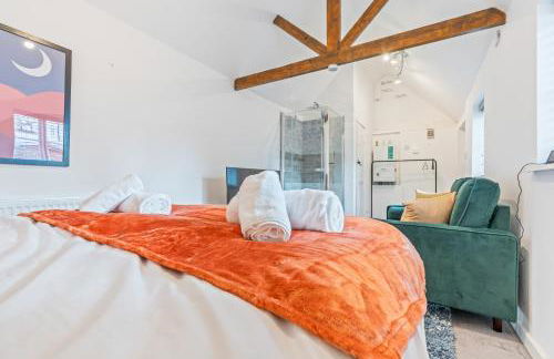 3BR Kingswood Cottage with Detached Unit - Photo 11