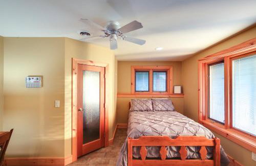 Lake View Champlain Home with Hot Tub and Sauna! - Foto 29