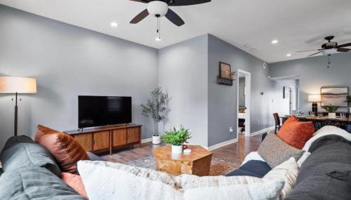 Hot Tub N64 Mins to Downtown Sleeps 8 - Foto 2