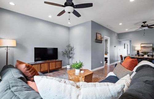 Hot Tub N64 Mins to Downtown Sleeps 8 - Foto 2