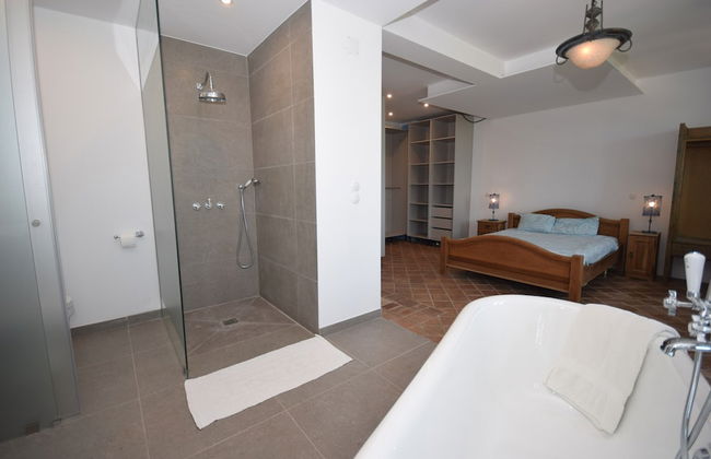 Elegant Loule Mansion With Pool - Photo 22