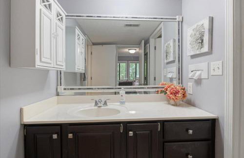 Lakefront Osage Beach Condo + Workspace w/ Pool Views - Foto 27