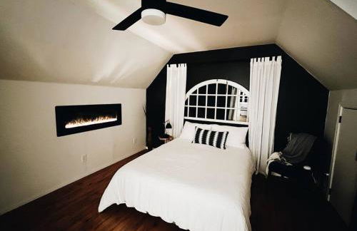 Wildland Loft Serene Mountain Retreat w Fireplace AC Fire Pit Hammock Outdoor Lounge Area Record Player Pets OK - Foto 23