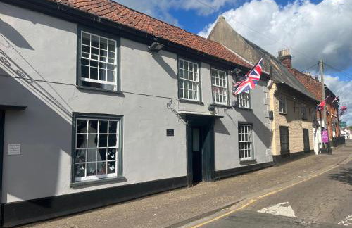 Stylish Historic Apartment - Sleeps 3 & Parking - Photo 15