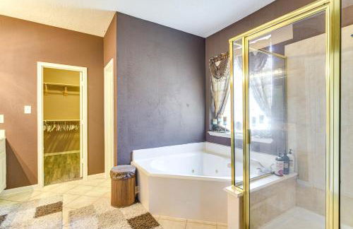 Patio, BBQ and Yard Family Retreat in Pearland - Photo 14