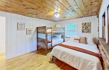 Cozy Berkshires Cabin with Lake, Beach, Hot Tub, Fireplace - The Wilde BNB - Foto 12