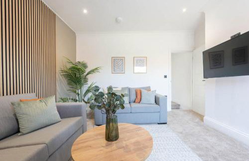 Stylish 2 Bedroom Flat Near Leeds Centre with Free Parking, Ideal for Contractors & Long Stays - NordStay - Foto 1