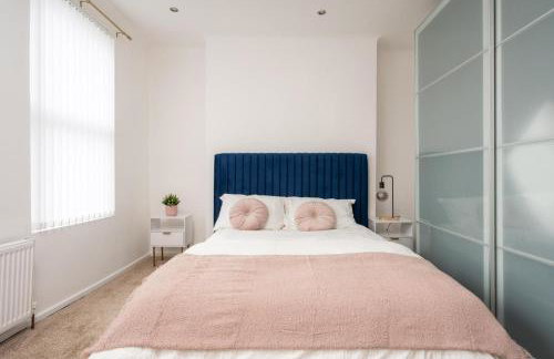 Liverpool Luxe Retreat 3 Bedroom House Next to Everton Stadium - Photo 25
