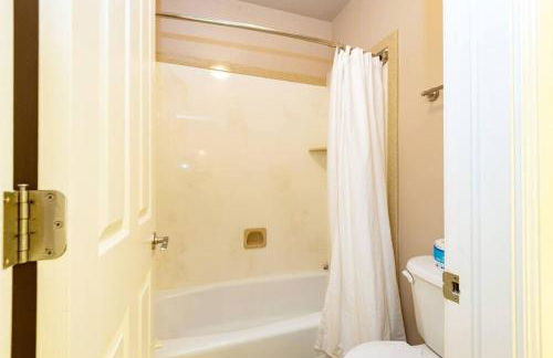 Lakeside Escape 2 BR with Hot Tub - Foto 11