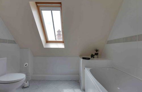 Elizabeth II Five Bedroom Spacious Home - Foto 24