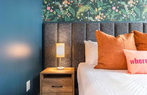 Bold and Bright Stay with Cher & Etta James Flair - Foto 18