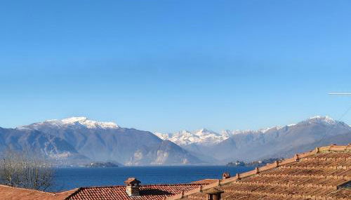 Elegant Traditional Home Steps from the Lake, with Garden and Panoramic Terrace - Photo 2