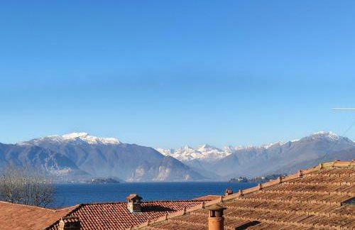 Elegant Traditional Home Steps from the Lake, with Garden and Panoramic Terrace - Photo 2