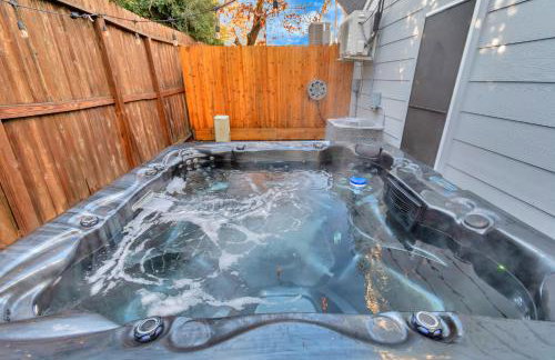 AccessibleGem 3BR Jacuzzi & Air Hockey Sleeps 13 Chinatown - Foto 1