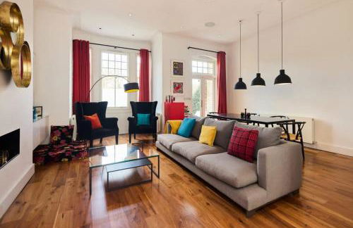 The Clapham Crib - Spacious 4BDR House with Patio - Photo 1