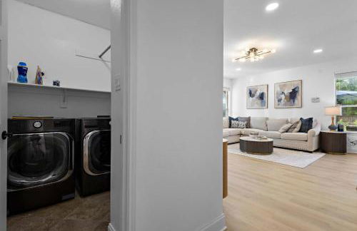 Heated Pool & Spa Mini Golf Bowling Game Room perfect for family - Photo 44