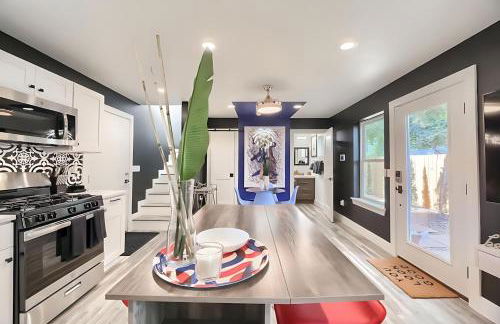 Stylish 3BR East Side Retreat w Patio & BBQ - Foto 9