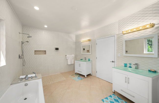 Modern, Stunning & Bright Central Beach Villa - Photo 15