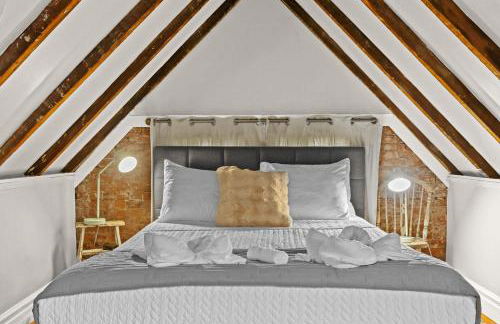 Cozy Top-Floor Retreat in the Heart of Louisville - Photo 12