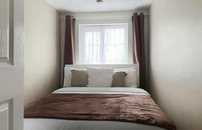 Private Guest House With En-suite, no Full Kitchen - Photo 2