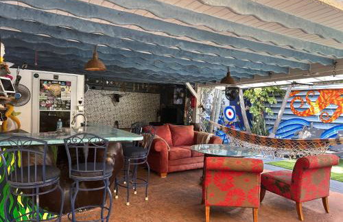 Artistic Retreat, King Suite with Private Balcony! - Foto 55