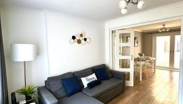 Stunning Open Plan 3 Bed House - Driveway & Garden - Foto 4