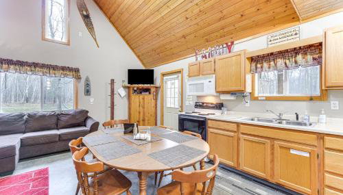 Cozy Birchwood Retreat on UTV Trail with Hot Tub! - Foto 2