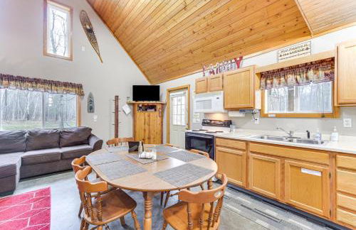 Cozy Birchwood Retreat on UTV Trail with Hot Tub! - Foto 2