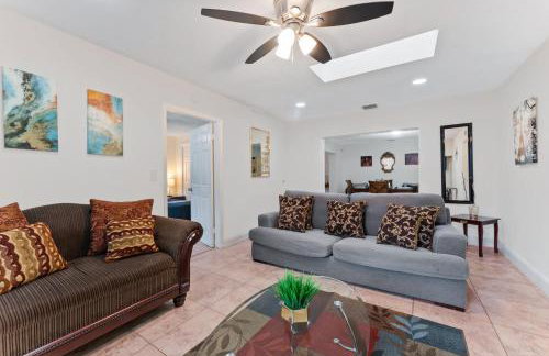 Spacious 5BR Home with Pool, Near Downtown & Beach - Foto 6