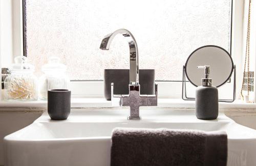 Contractor house, sleeps 5, close to restaurant's and bars, Long stays available, Oveyo Accommodation - Foto 11