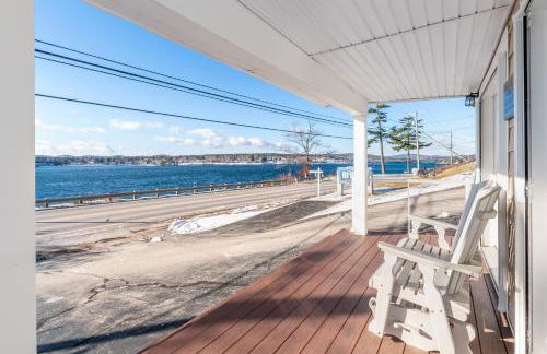 Steps to Beach Lake-View Laconia Getaway! - Foto 1