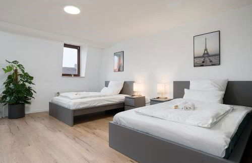 Einfach aber sehr komfortabel - Wohnung für 12 Personen - 2xWC - Gruppen, Messe, Monteure, Studenten - Voll ausgestattet - 6 Betten 140x200cm hochwertig, 3 Smart-TV 55 Zoll Netflix, 1000 Mbit WLAN, voll ausgestattete Küche - Foto 8