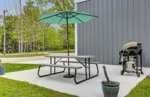 Pet Friendly Higgins Lake Home Firepit and Yard - Foto 25