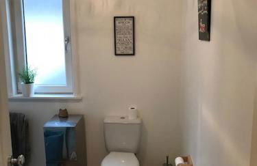 Centrally located 2 bed modern flat with harbour views - Photo 6