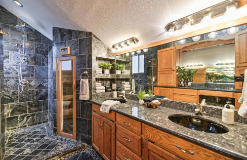 Huvila Haven Lake Front Home with Dock and Hot Tub - Foto 36