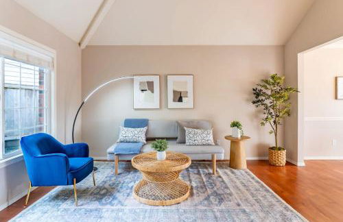 Spacious & Serene 6-Br Family Retreat in Kirkland - Photo 15