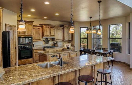 Torreon Family Cabin, Large Decks & Open Floorplan - Photo 24