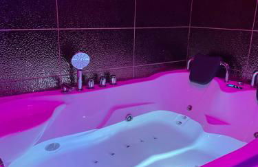 Suite mit Whirlpool, Sauna, Pole Dance und mehr - Foto 2