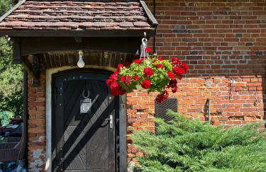 Apartament w XIX-wiecznym Spichlerzu nad Jeziorem z dostępem do parku i widokiem na Dworek Modrzewiowy z 1823 roku - Foto 5