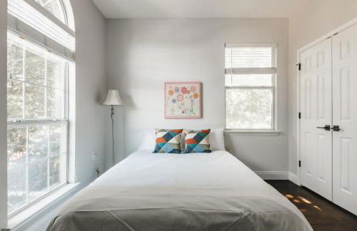 Modern 2-Story Cowboy Pool Home with King Beds Walk to 6th St & Rainey Street - Foto 23