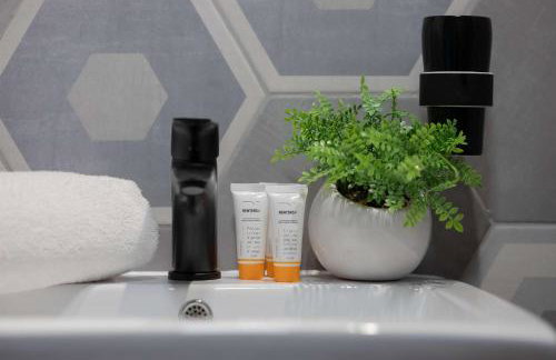 Metro Wola Apartment with Parking & AC next to Warsaw Rising Museum by Noclegi Renters - Foto 21