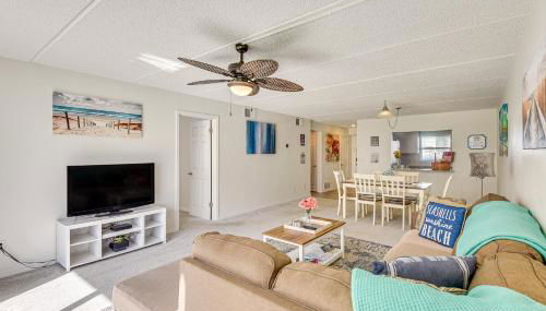 Coastal Condo Escape with Patio Steps to Beach - Foto 3