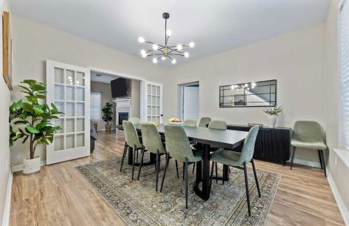 Luxurious Home with Huge Pool - Photo 19