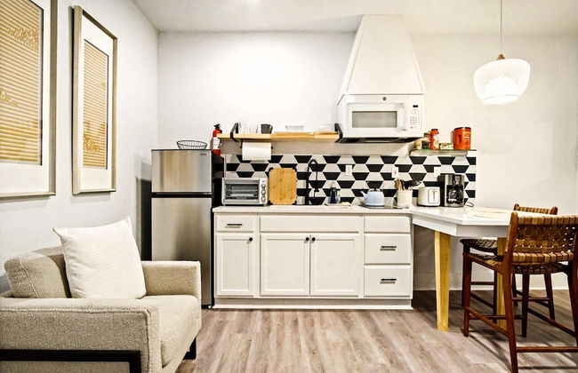 Vintage Studio 6min-plaza Dist Full Kitchen - Photo 10