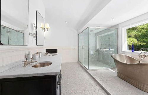 Wainscott Woods by Rove Travel - Luxe Estate with Pool - Foto 20