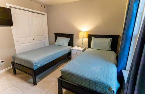 Neon Vibes Outdoor TV Hot Tub Arcade Room - Foto 27