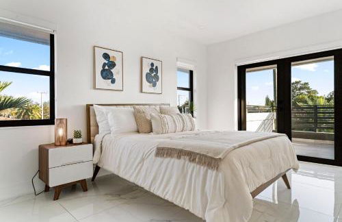 April Sale! 4BR - Private Yard, Grill, Soaking Tub, Near Coral Gables & MIA Airport - Foto 11