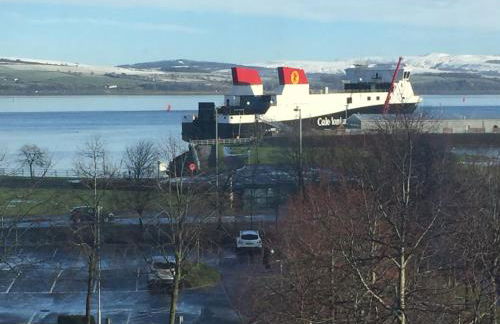 RIVER CLYDE VIEWS - PRIVATE & SPACIOUS APARTMENT - Photo 3